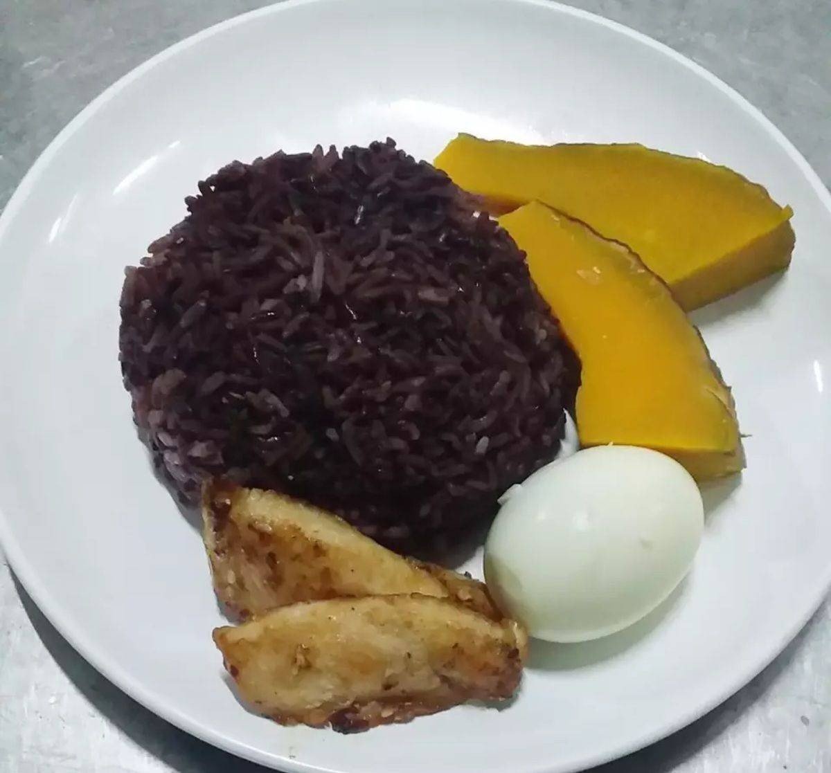 ข้าวไรซ์เบอร์รี่ ไก่ทอด ไข่ต้ม ฟักทอง