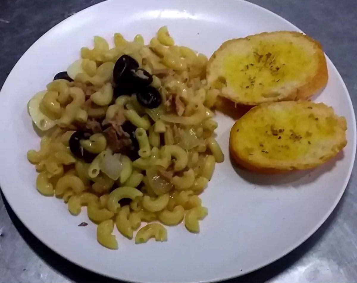 มักกะโรนีทูน่ามะกอกดำ