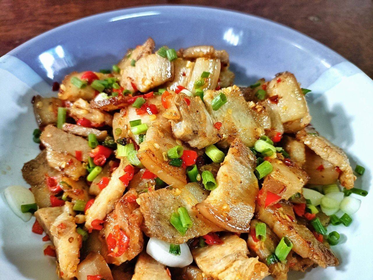 สามชั้นคั่วพริกเกลือ