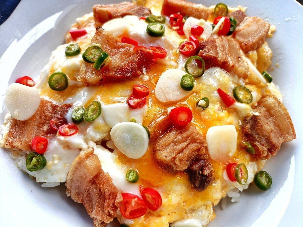 ข้าวไข่ขยี้สามชั้นทอด
