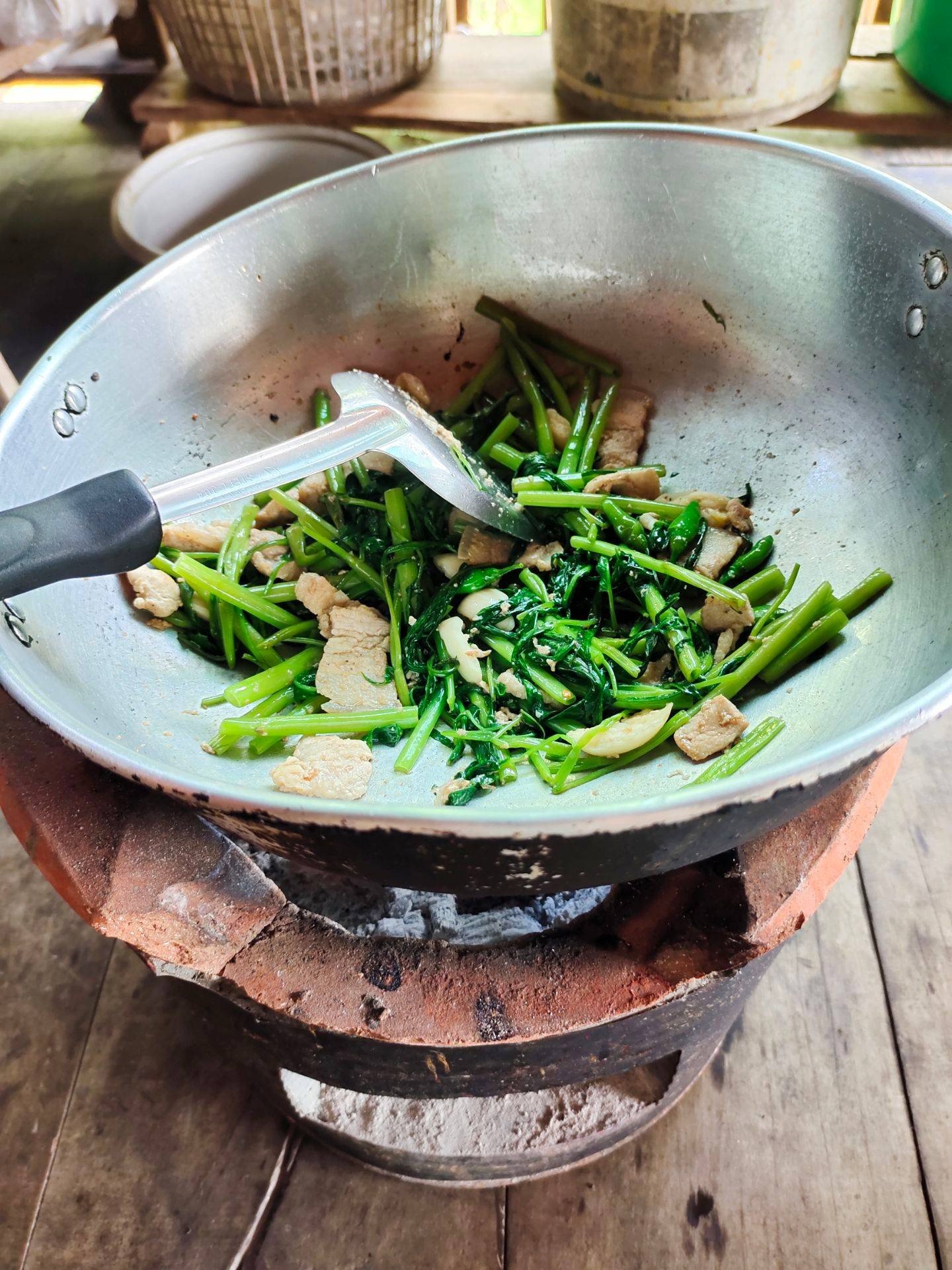 ผัดผักบุ้งหมูชิ้นเต็มคำ