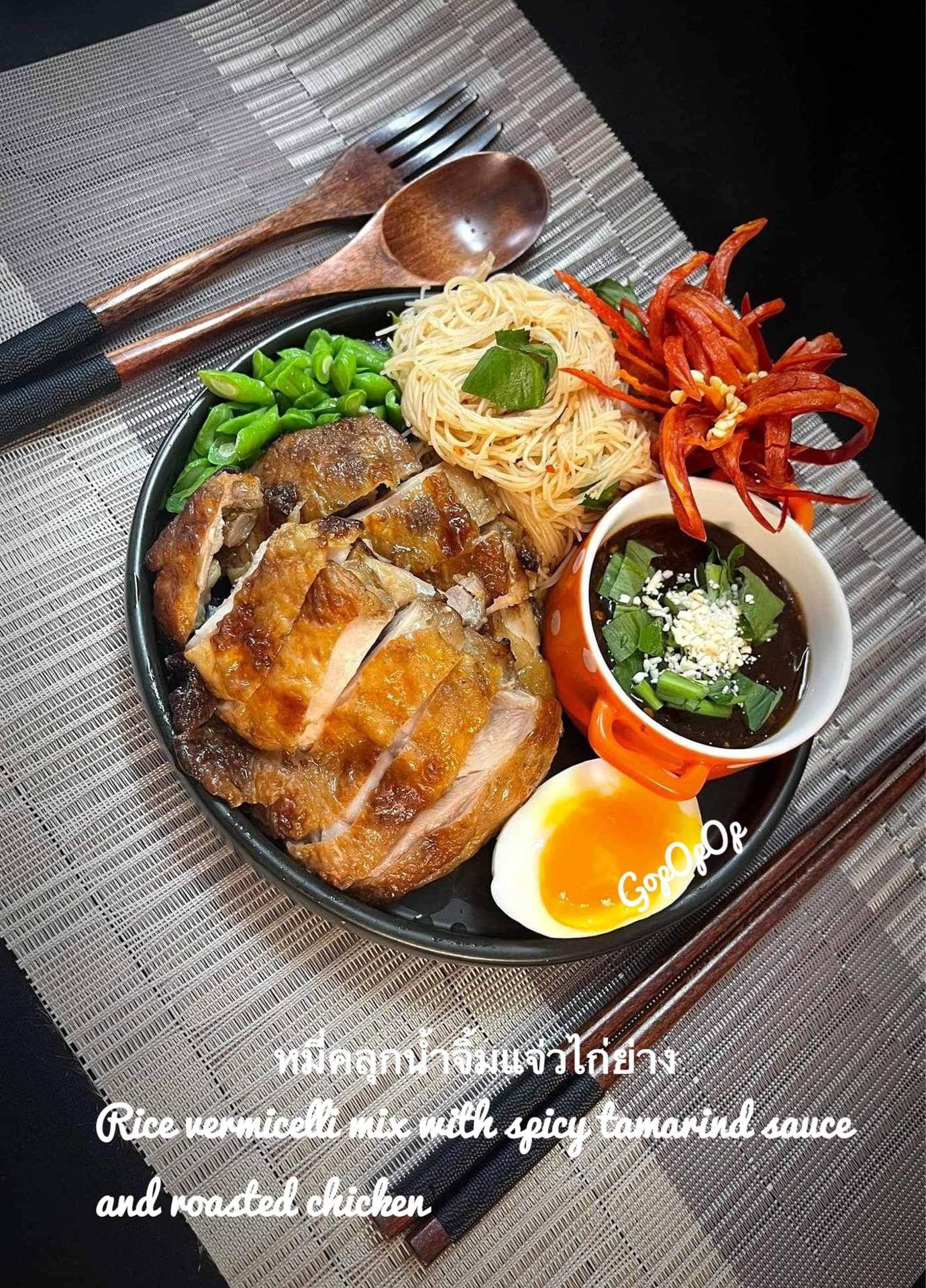 หมี่คลุกน้ำจิ้มแจ่วไก่ย่าง