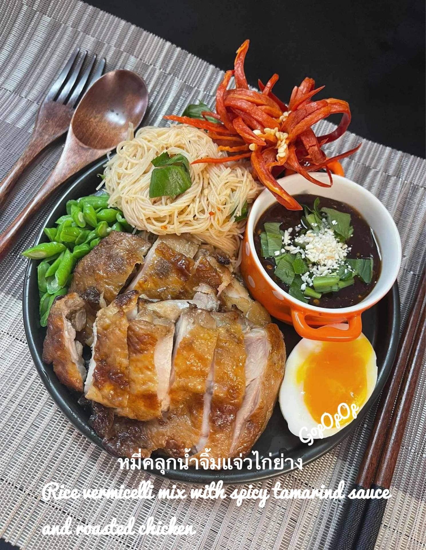 หมี่คลุกน้ำจิ้มแจ่วไก่ย่าง