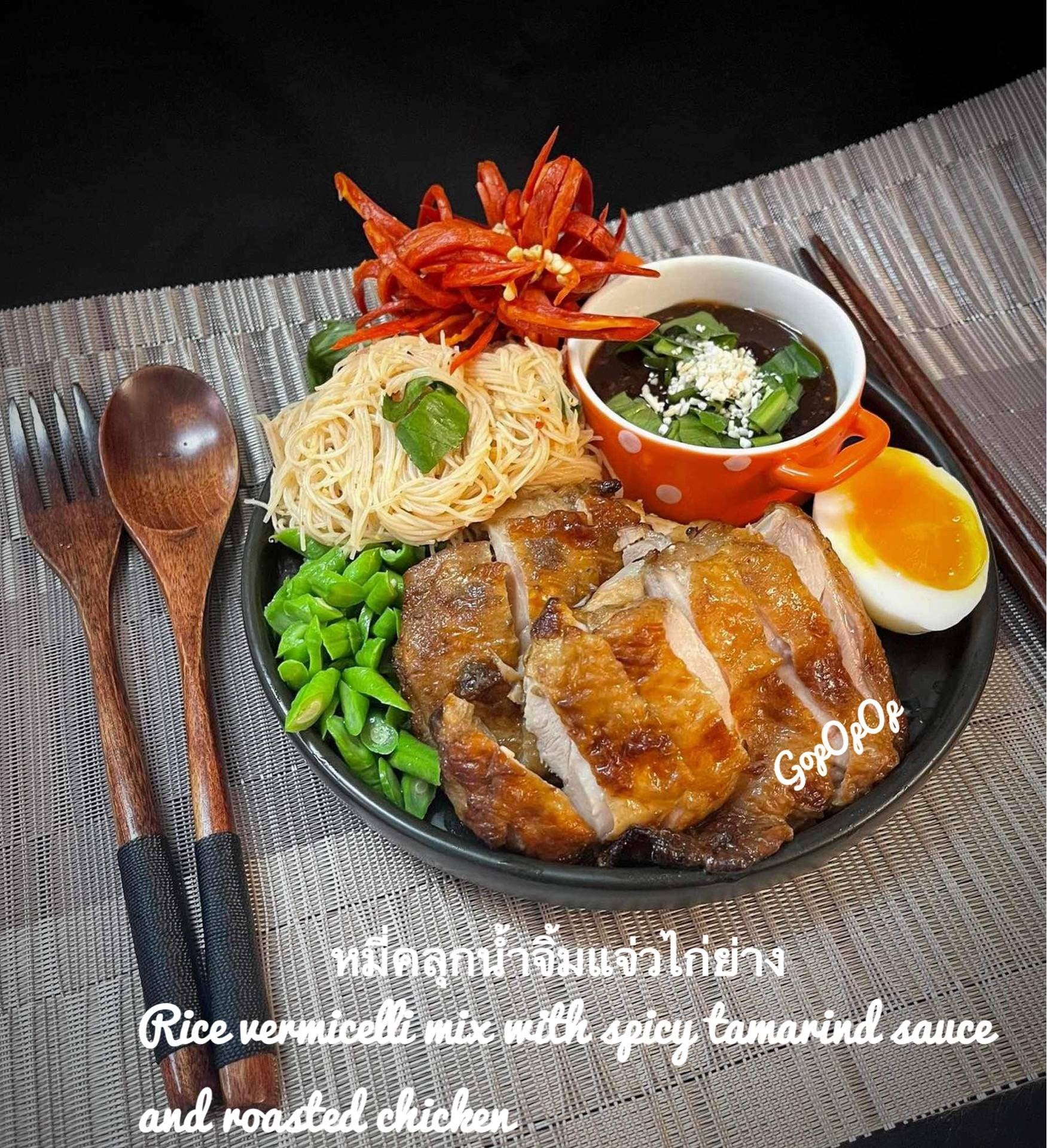 หมี่คลุกน้ำจิ้มแจ่วไก่ย่าง