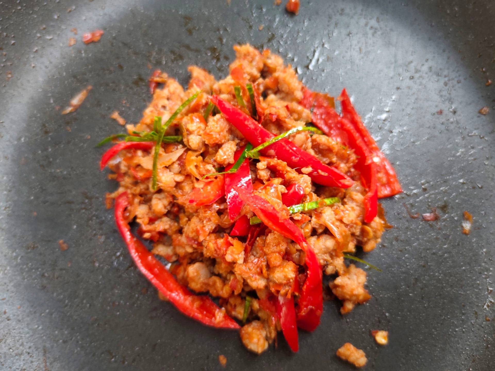 หมูสับผัดพริกแกง