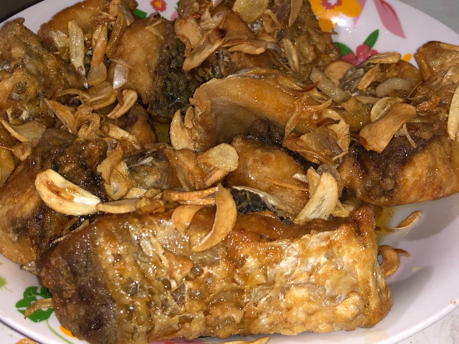 ปลากระพงทอดราดน้ำปลา