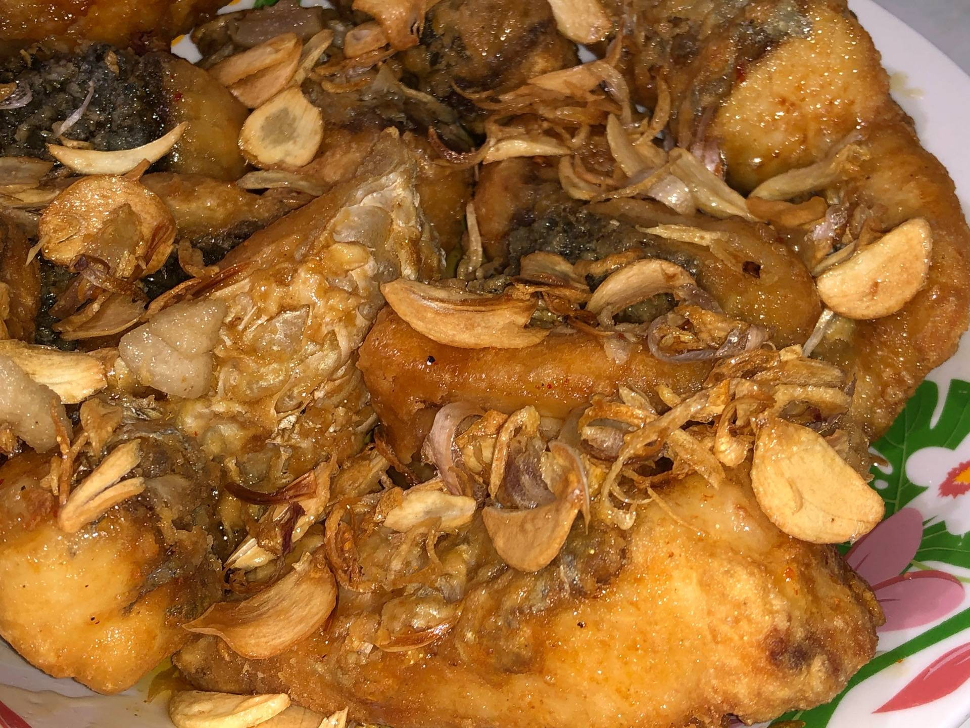 ปลากระพงทอดราดน้ำปลา