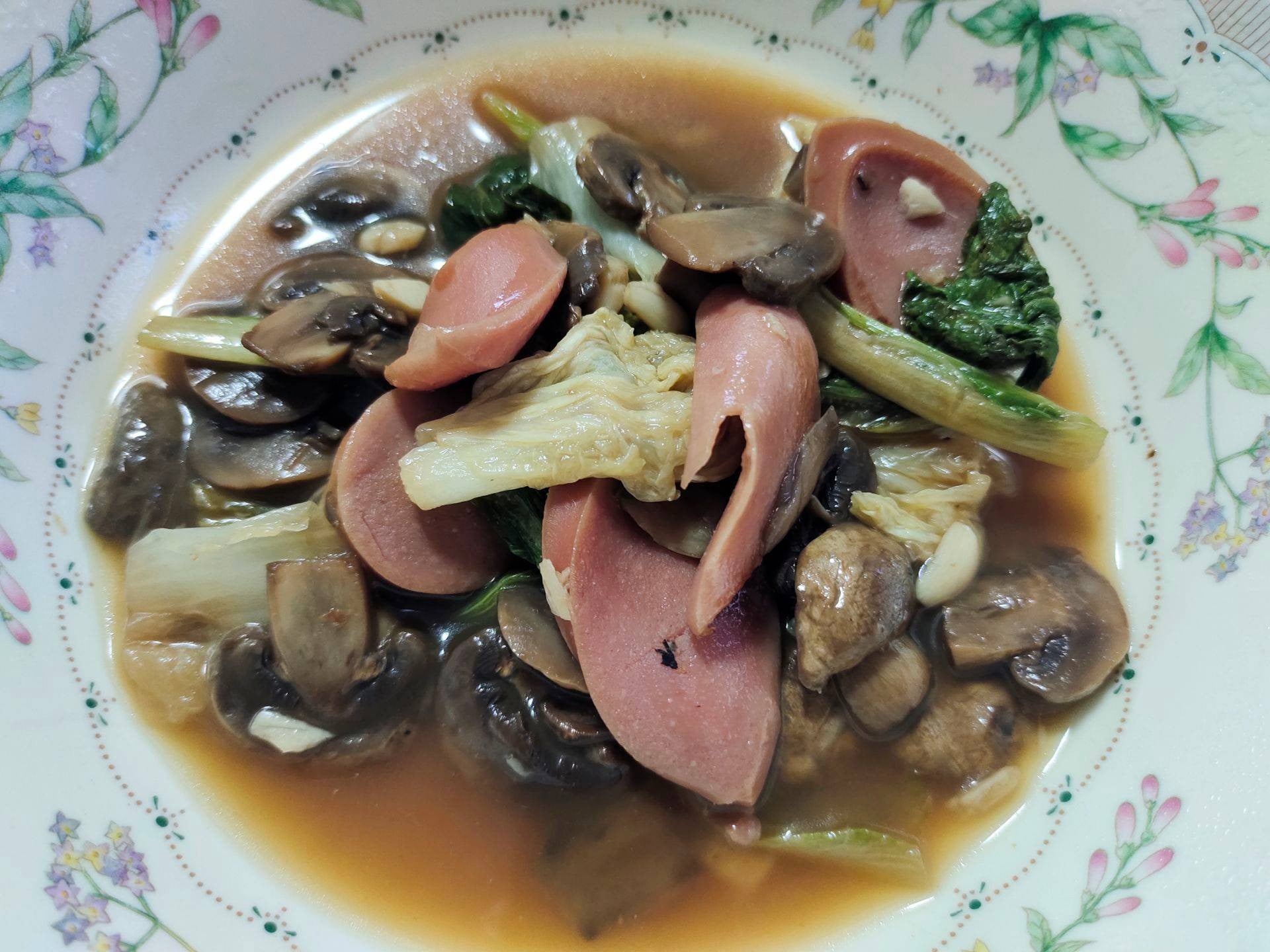 ผัดผักรวมมิตรใส่ไส้กรอก