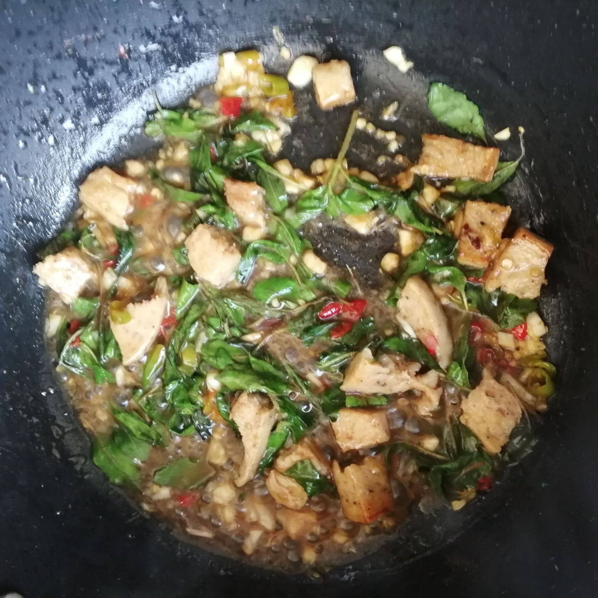 ข้าวผัดกระเพราหมูยอ