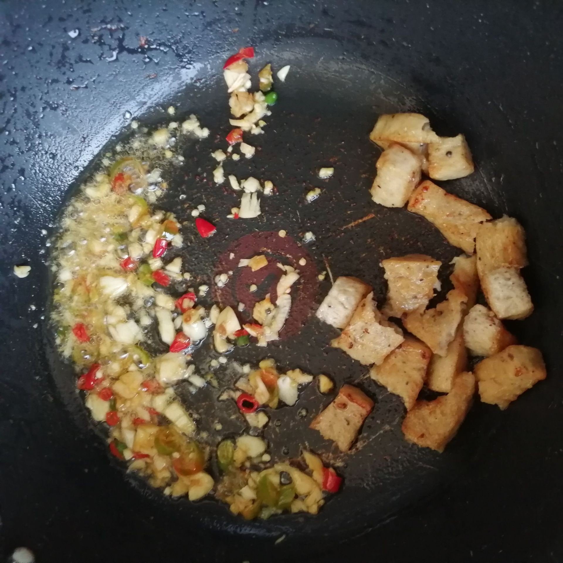 ข้าวผัดกระเพราหมูยอ