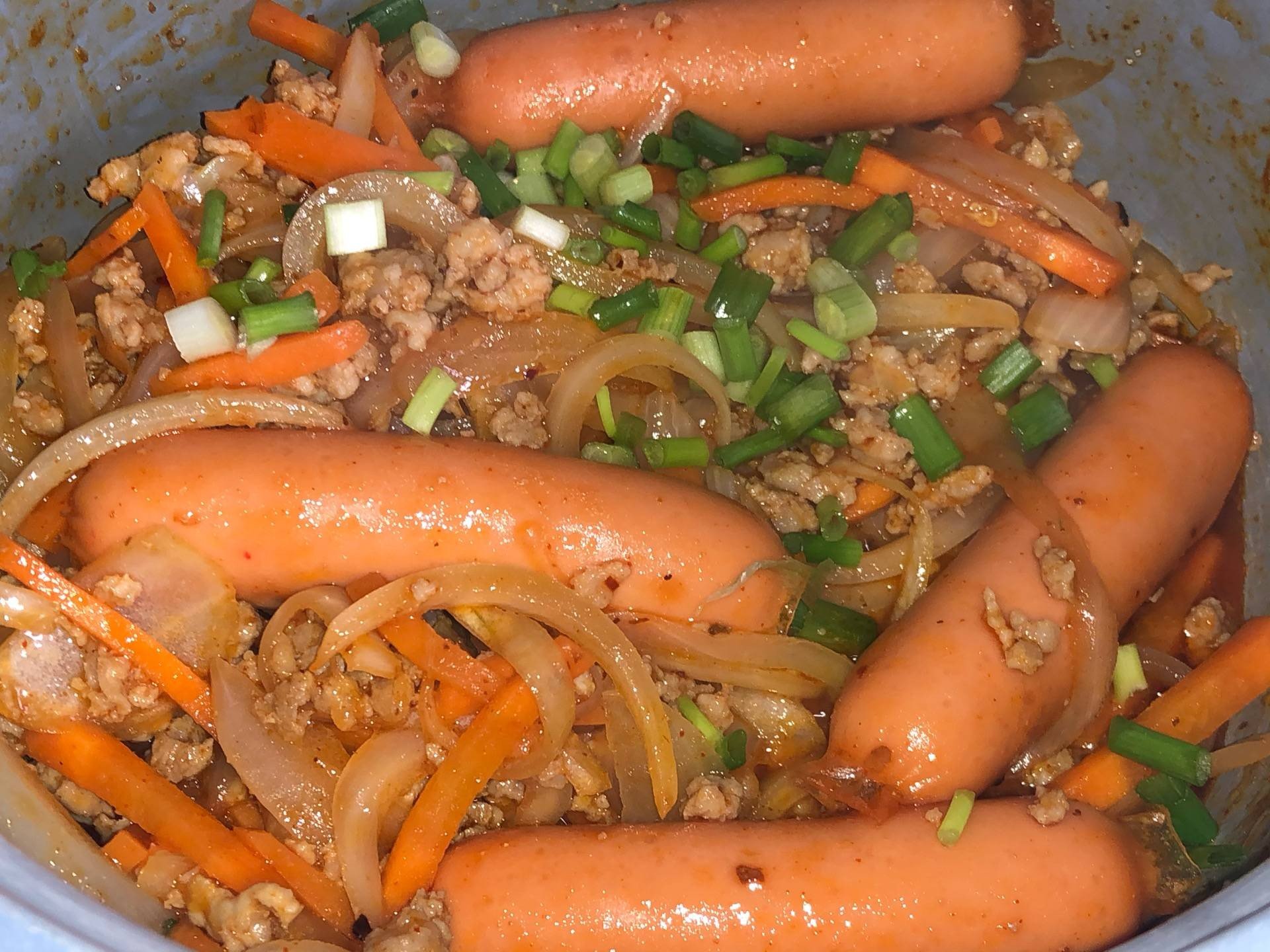 หมูสับผัดโคชูจังใส่ไส้กรอก