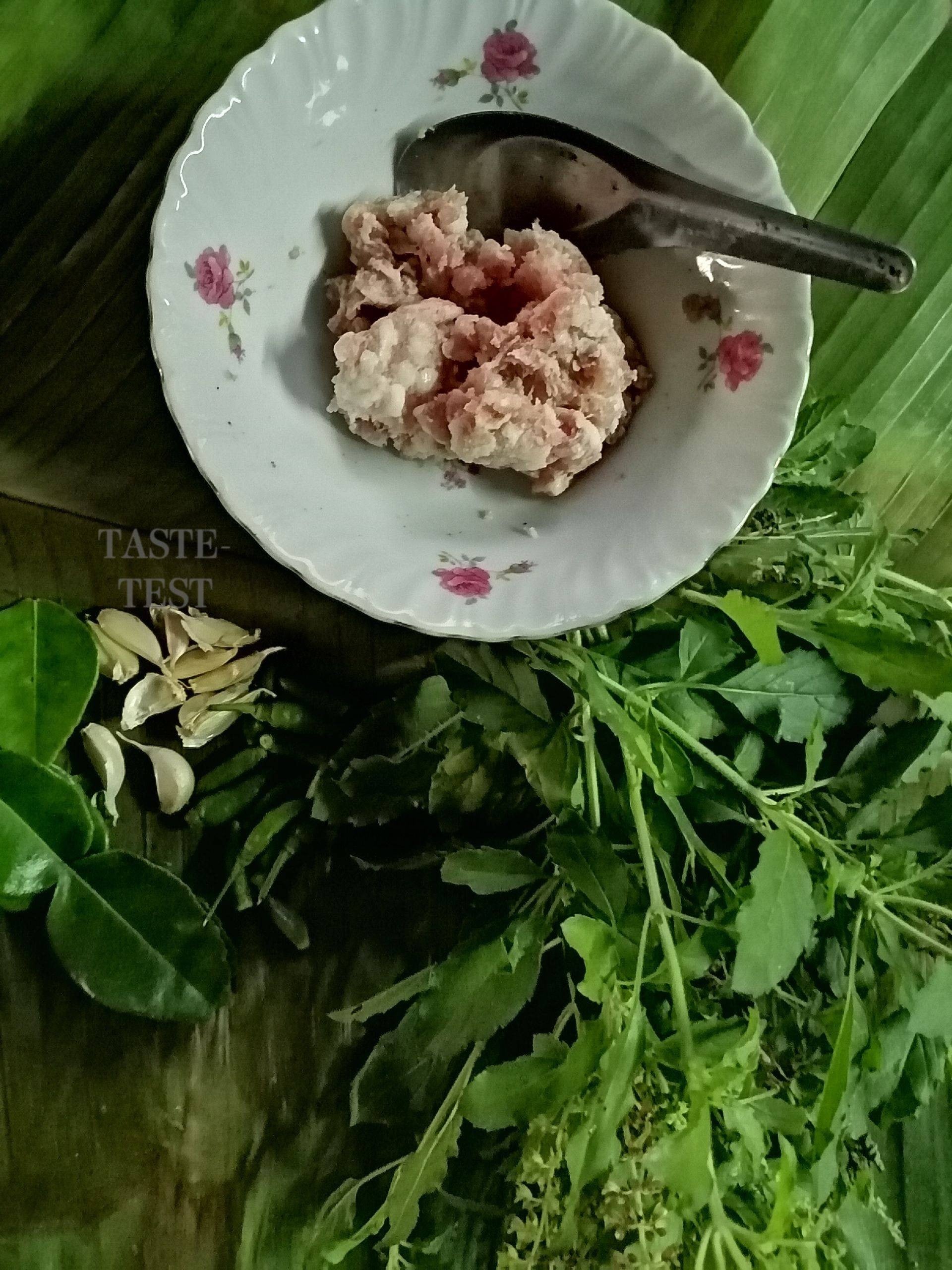 กระเพราไก่สับใส่ใบมะกรูด