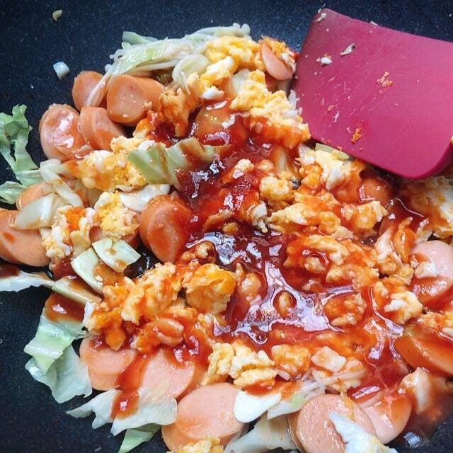มักโรนีผัดไข่ไส้กรอก