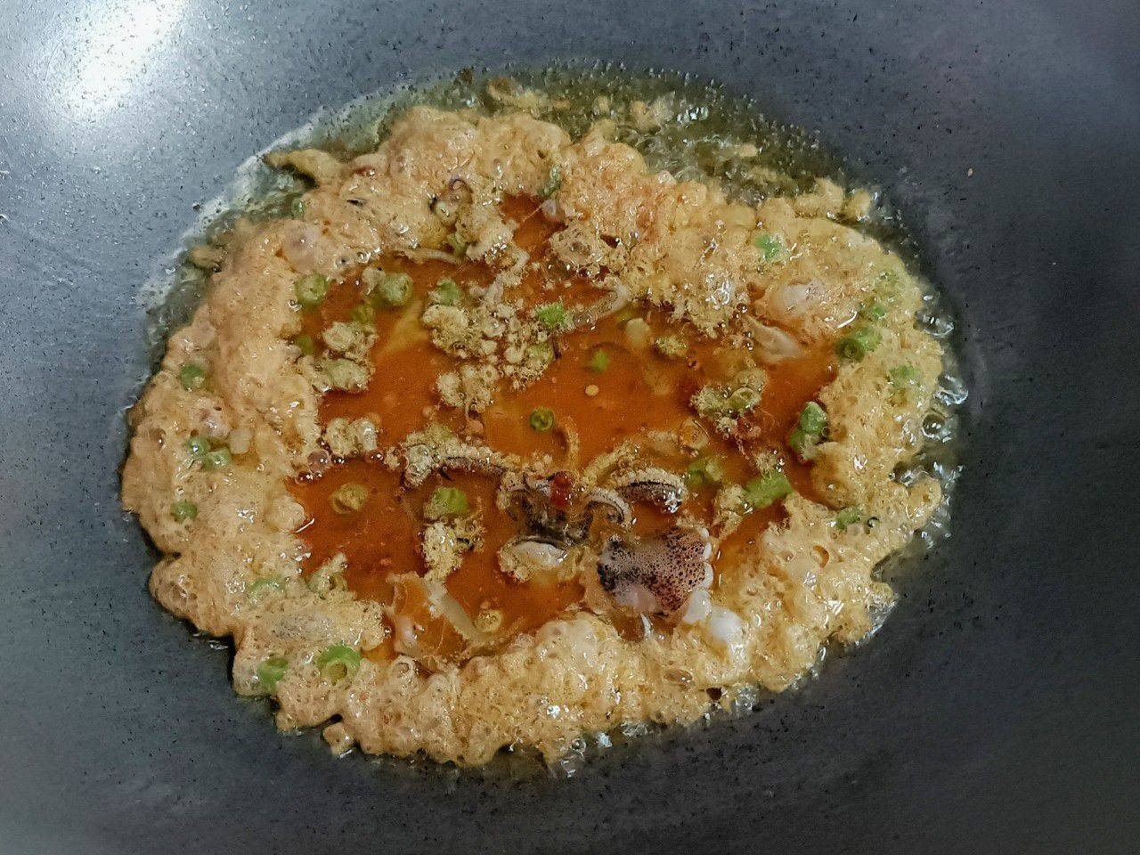 ไข่เจียวปลาหมึกพริกแกง