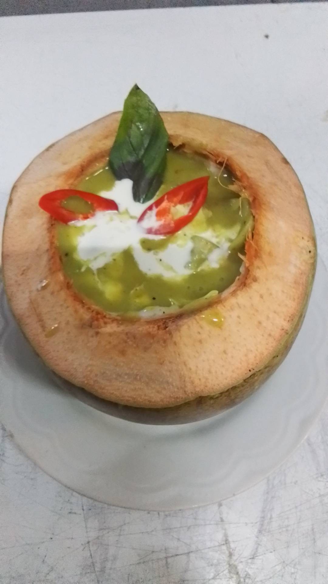 แกงเขียวหวานปลาหมึกยัดไส้ในมะพร้าวอ่อน