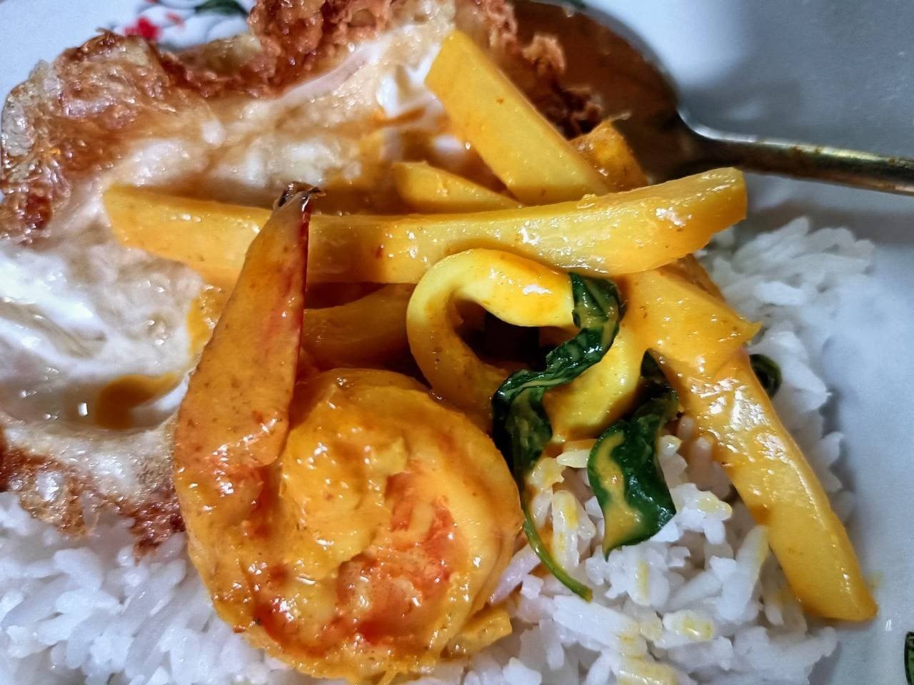 แกงคั่วหน่อไม้กุ้งปลาหมึก