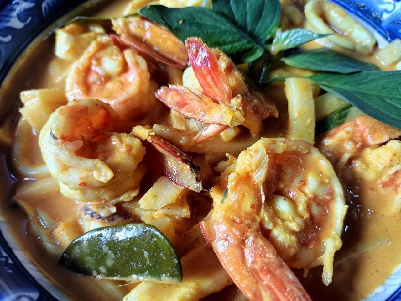 แกงคั่วหน่อไม้กุ้งปลาหมึก