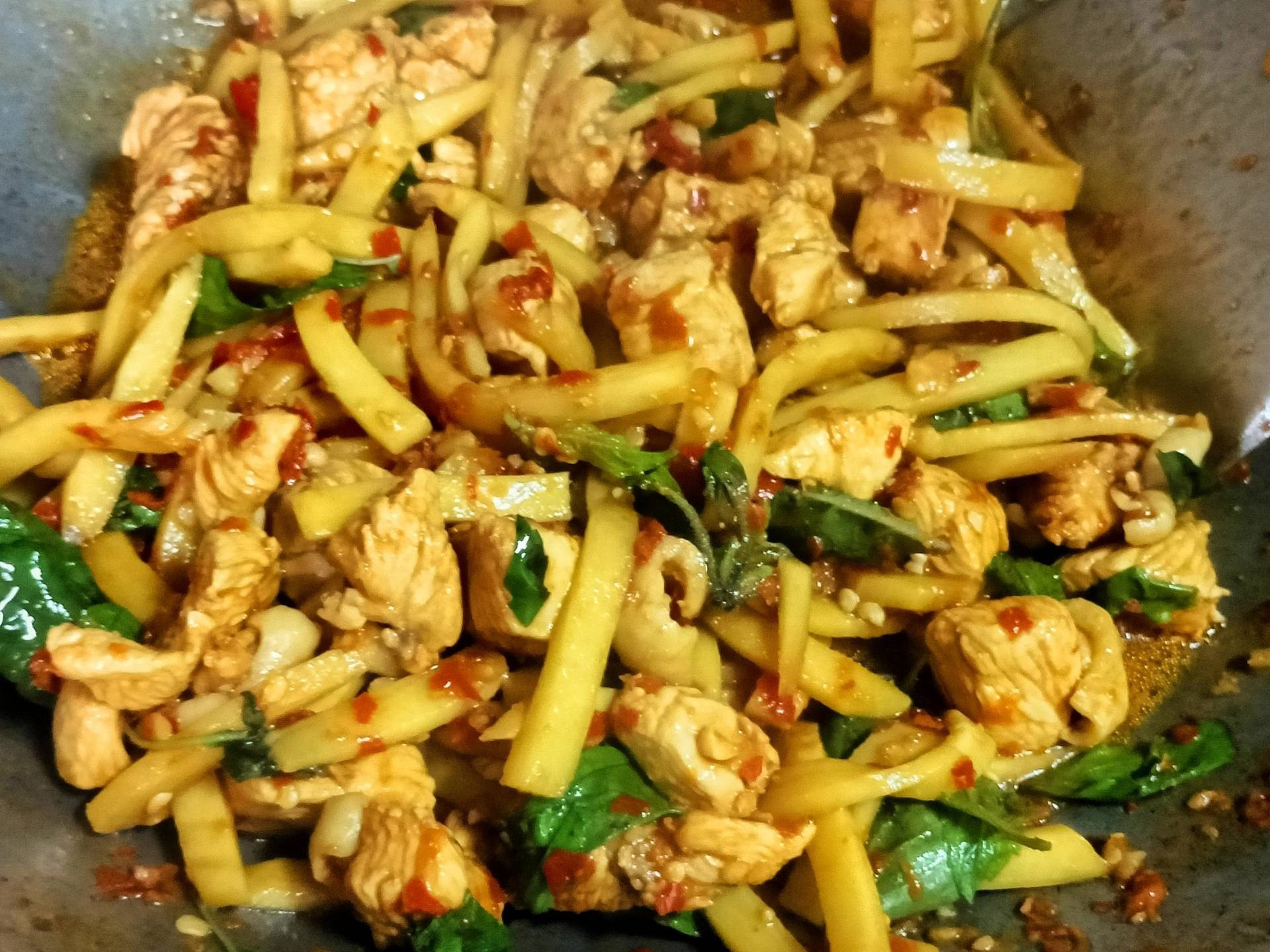 ผัดกะเพราไก่ใส่หน่อไม้