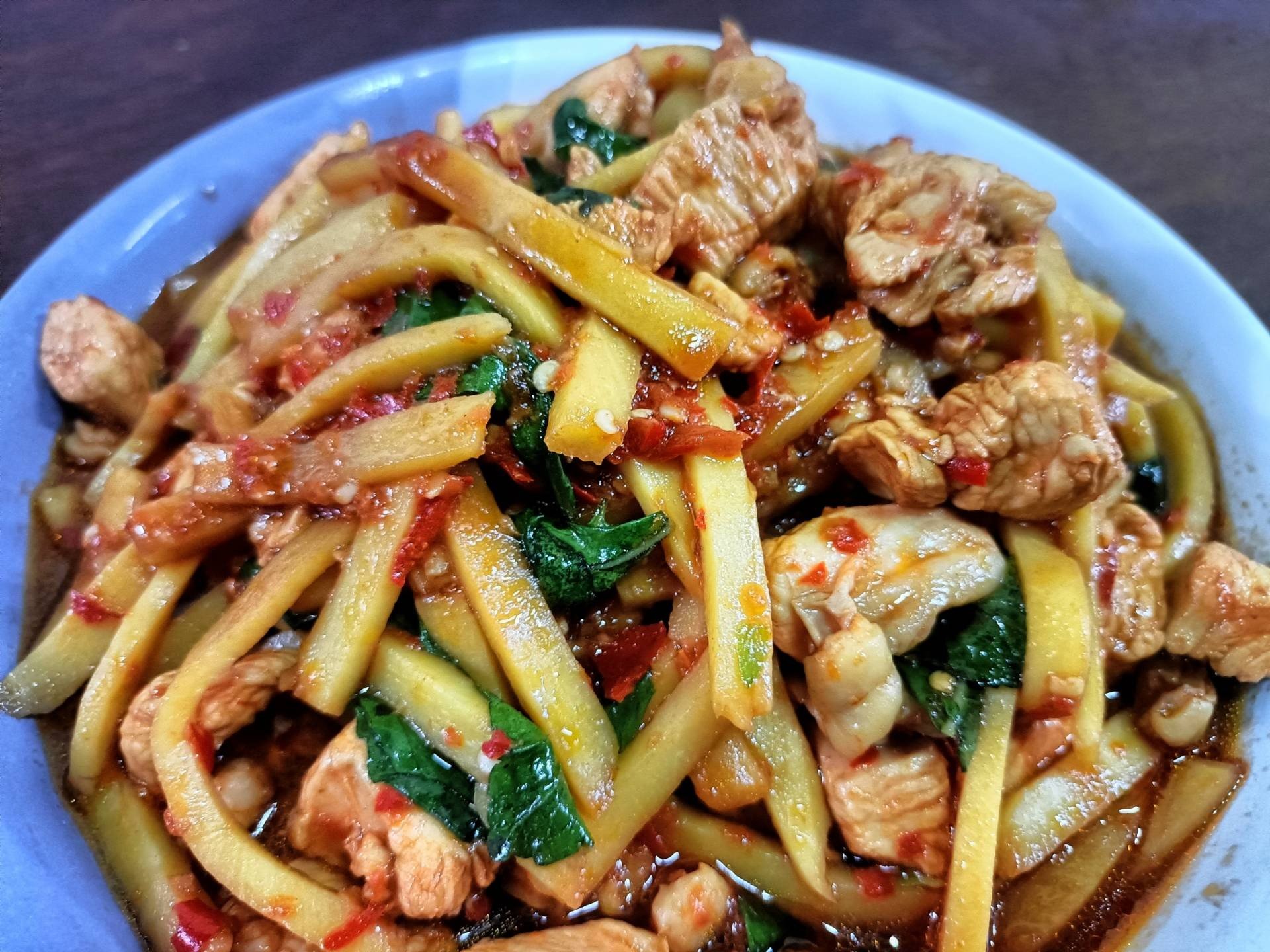 ผัดกะเพราไก่ใส่หน่อไม้