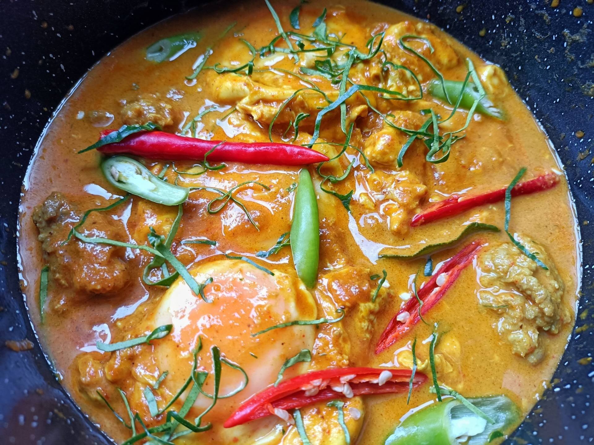 แกงคั่วกะทิไข่ใส่หมูสับ