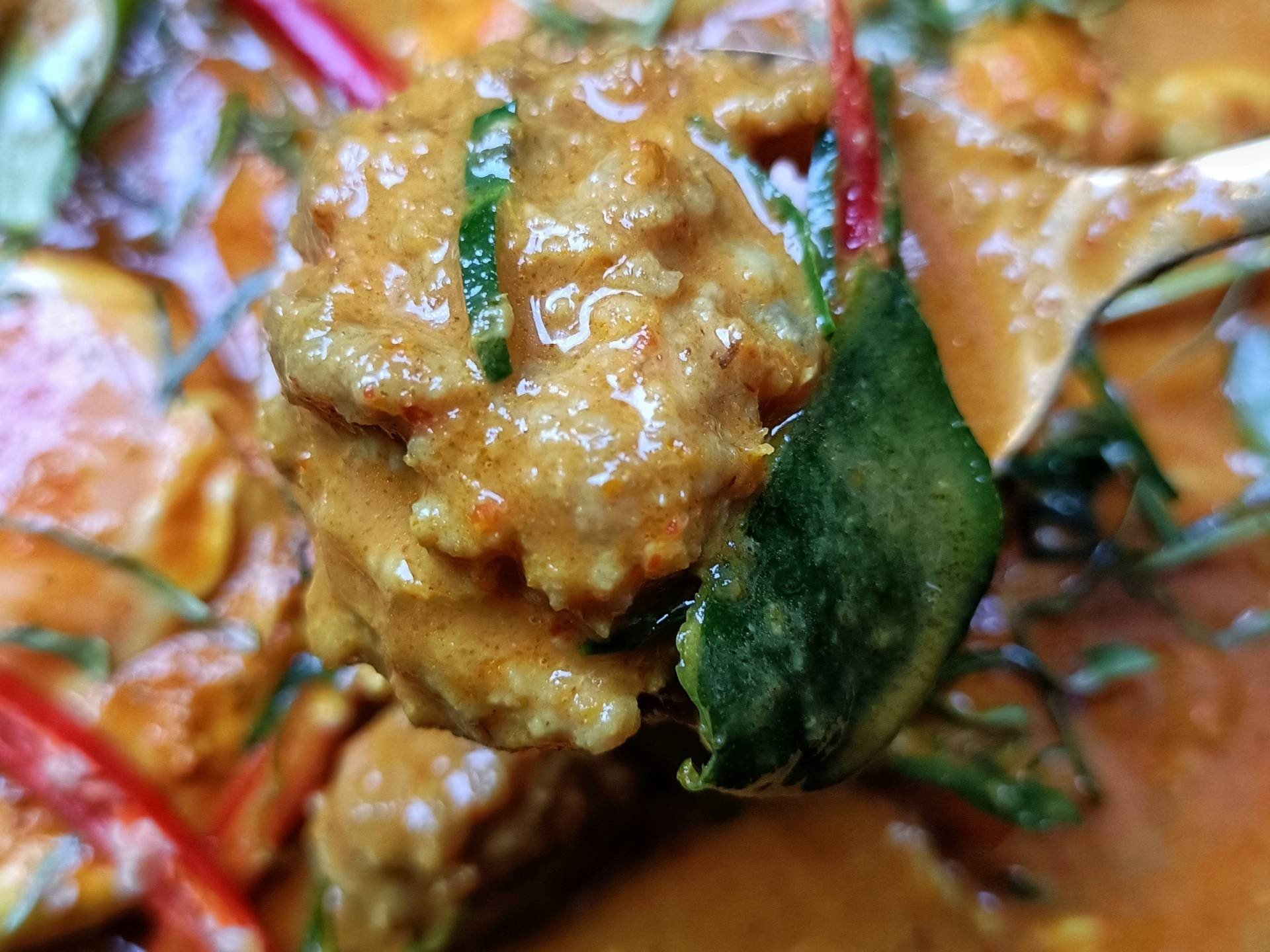 แกงคั่วกะทิไข่ใส่หมูสับ