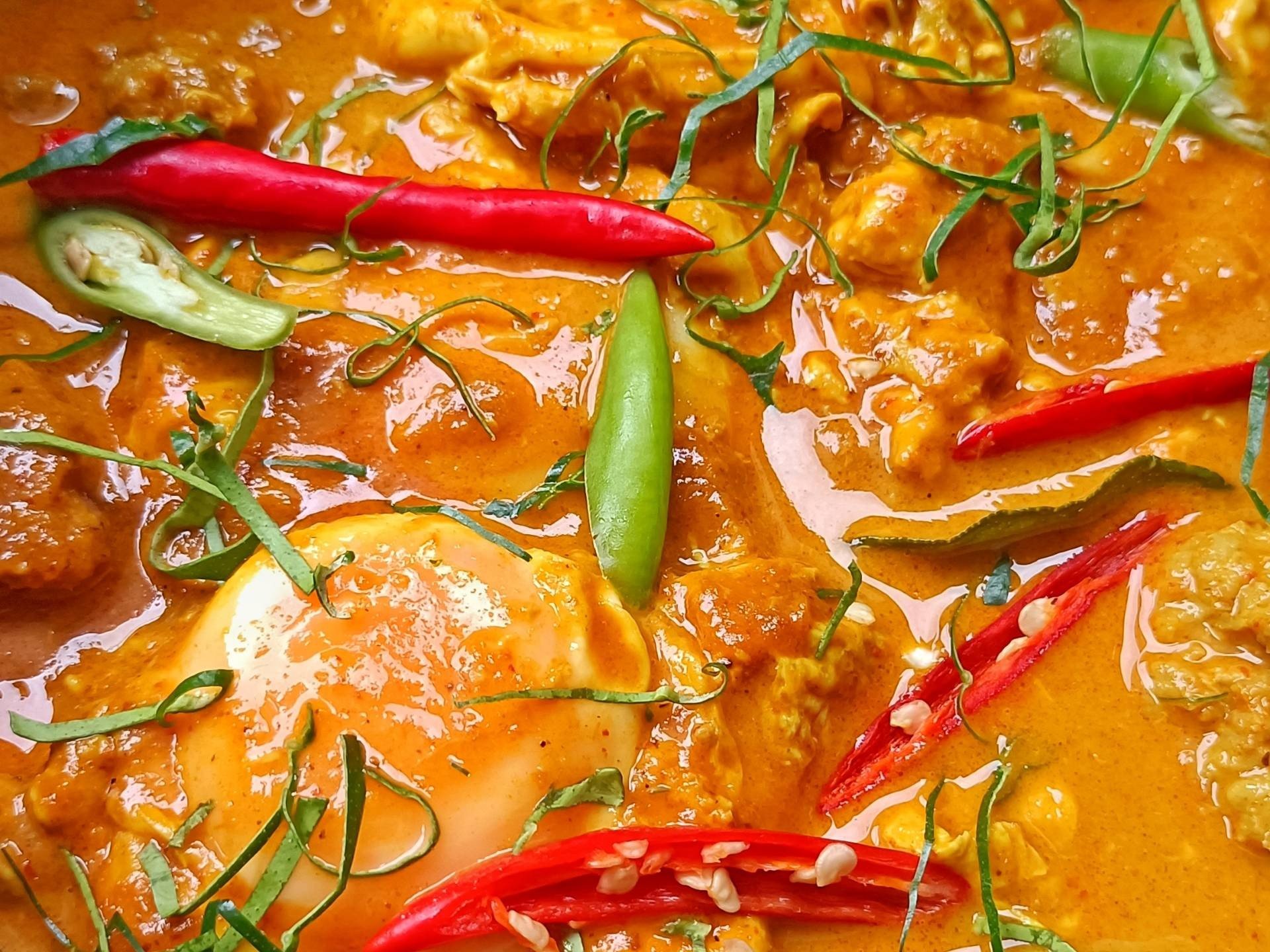 แกงคั่วกะทิไข่ใส่หมูสับ