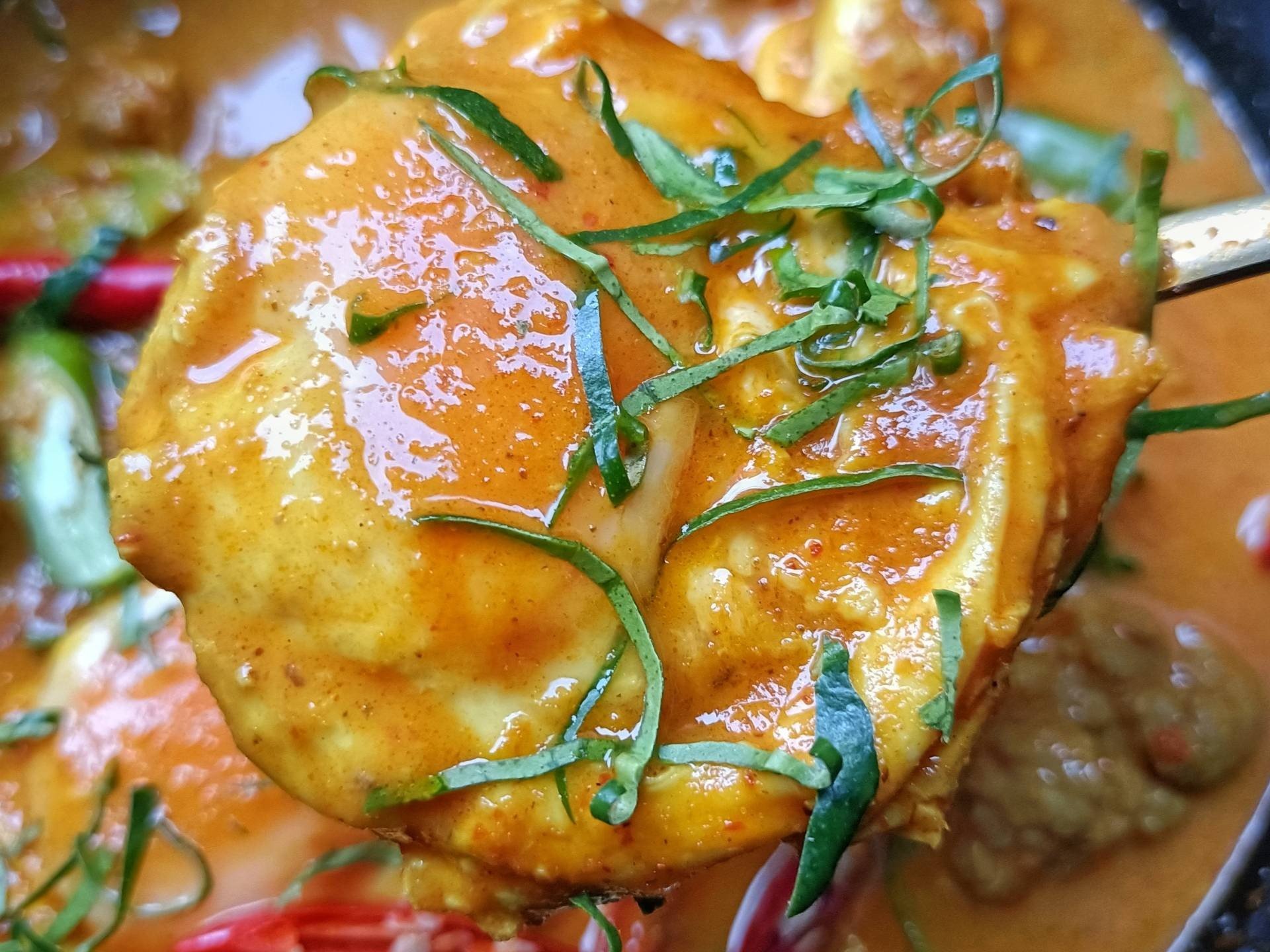 แกงคั่วกะทิไข่ใส่หมูสับ