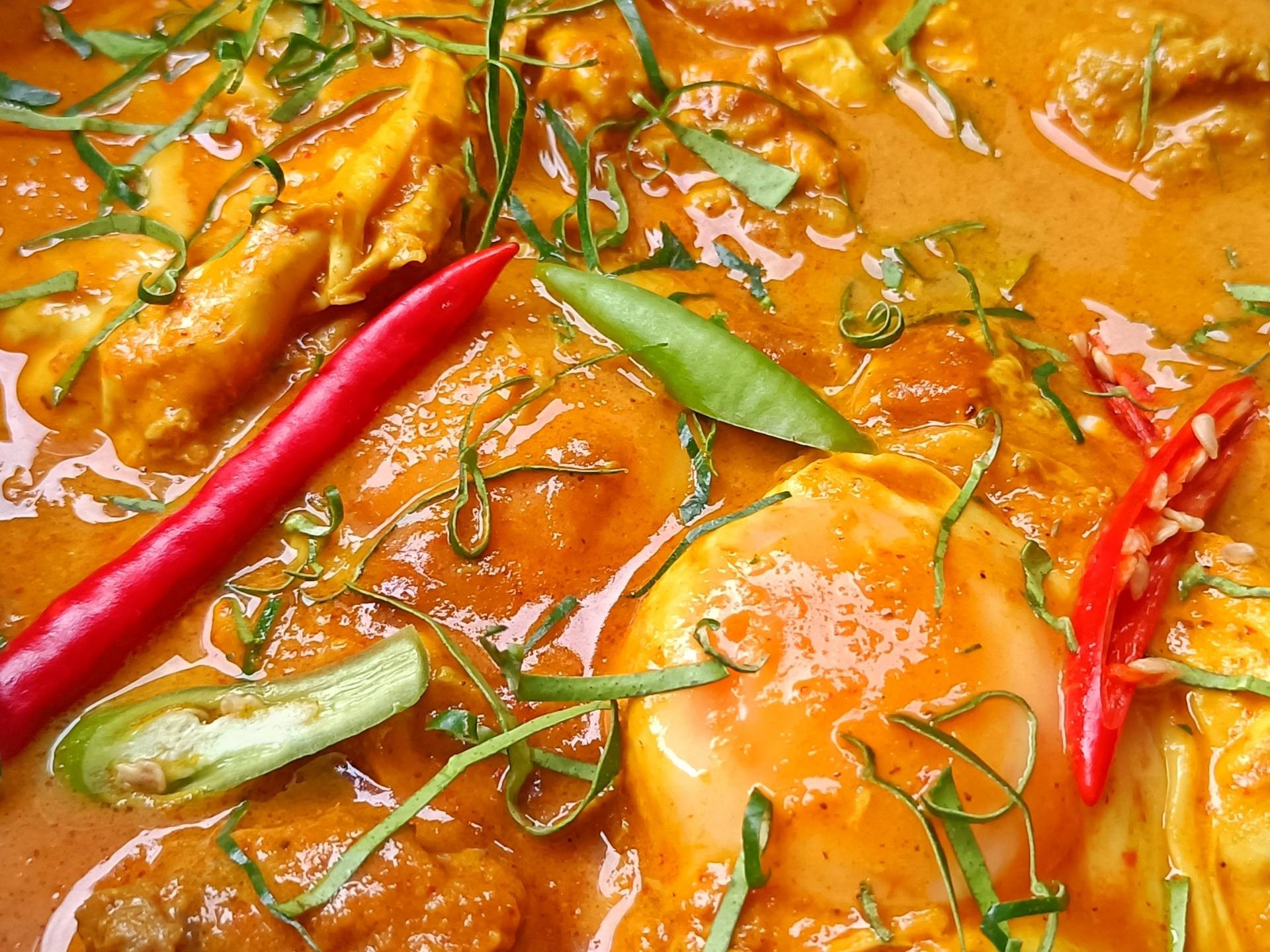 แกงคั่วกะทิไข่ใส่หมูสับ