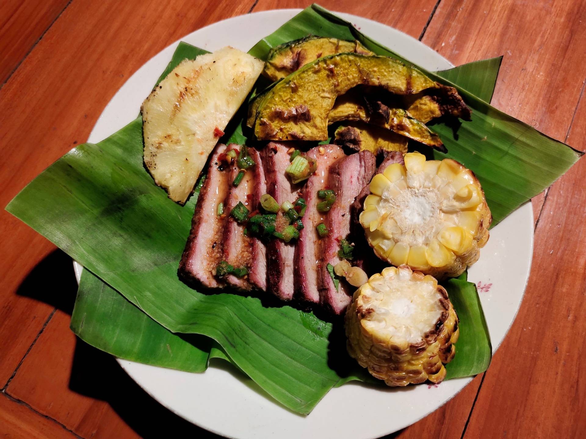 หมูย่าง+น้ำจิ้มแจ่ว+ผักเคียง