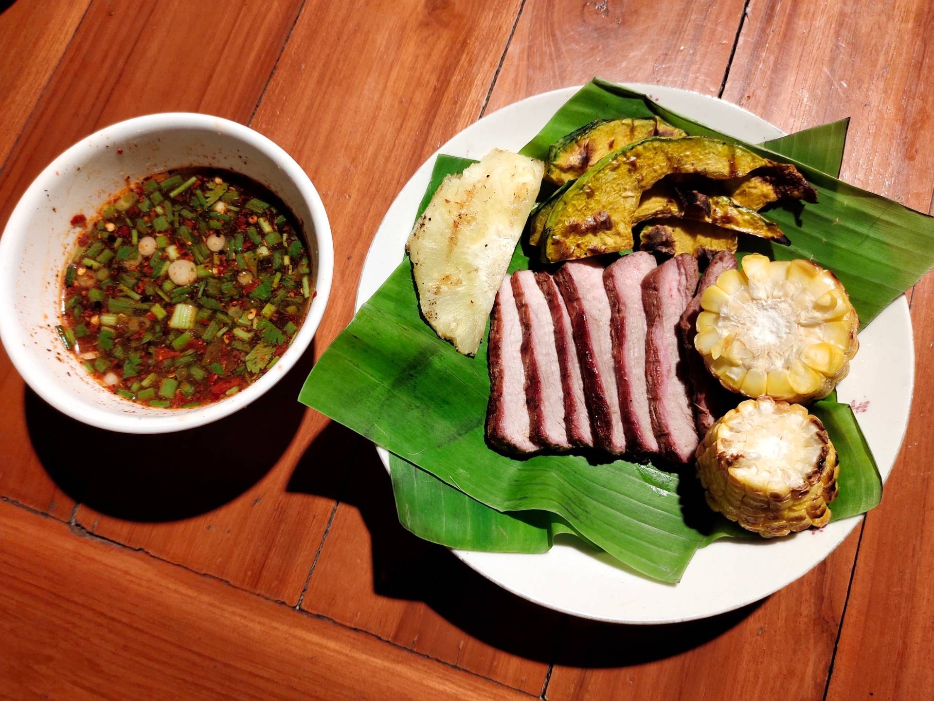 หมูย่าง+น้ำจิ้มแจ่ว+ผักเคียง