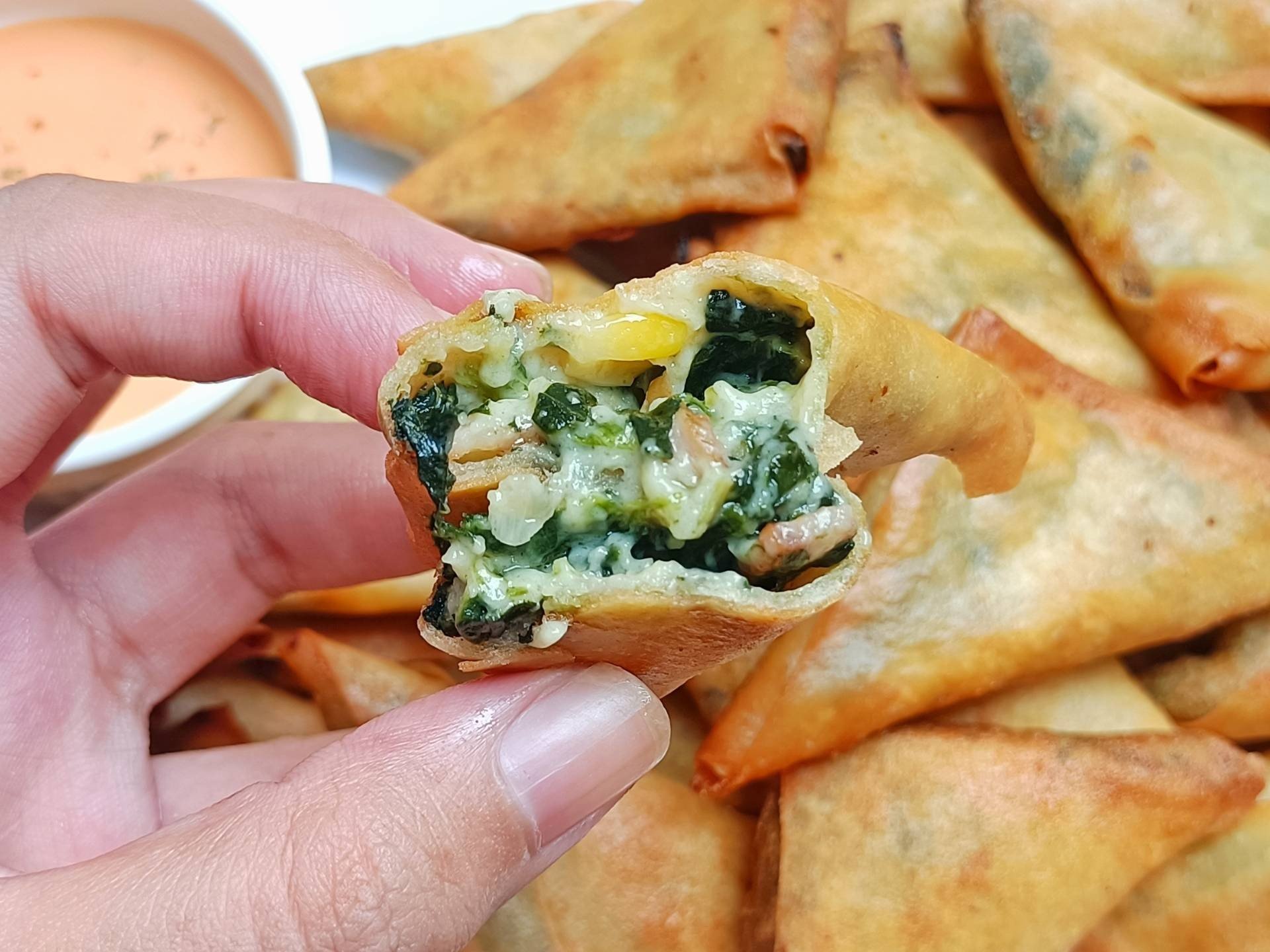 ปอเปี๊ยะทอดไส้ผักโขมเบคอนชีส