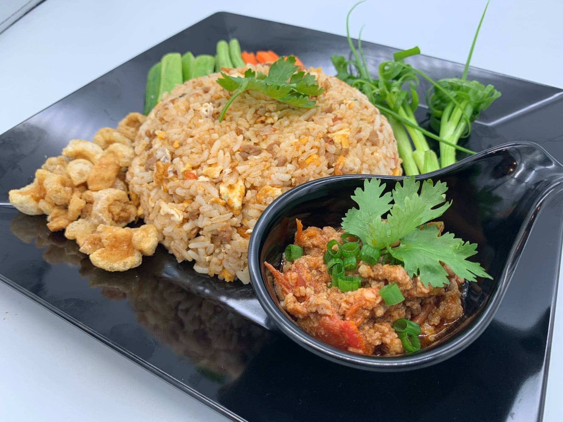 ข้าวผัดน้ำพริกอ่อง