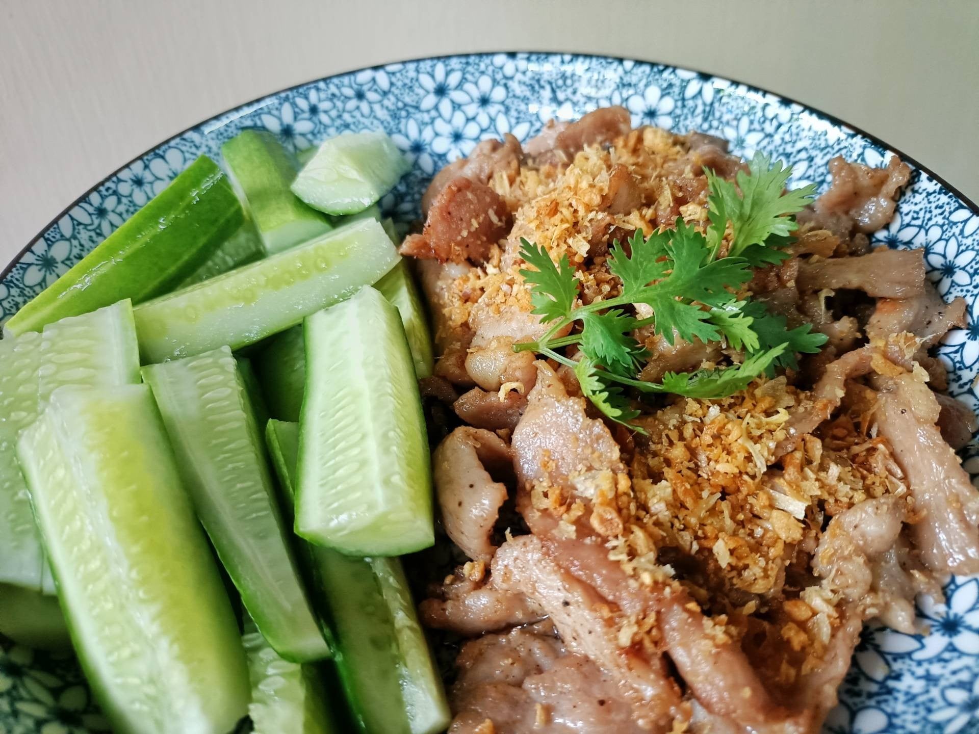 หมูกระเทียม