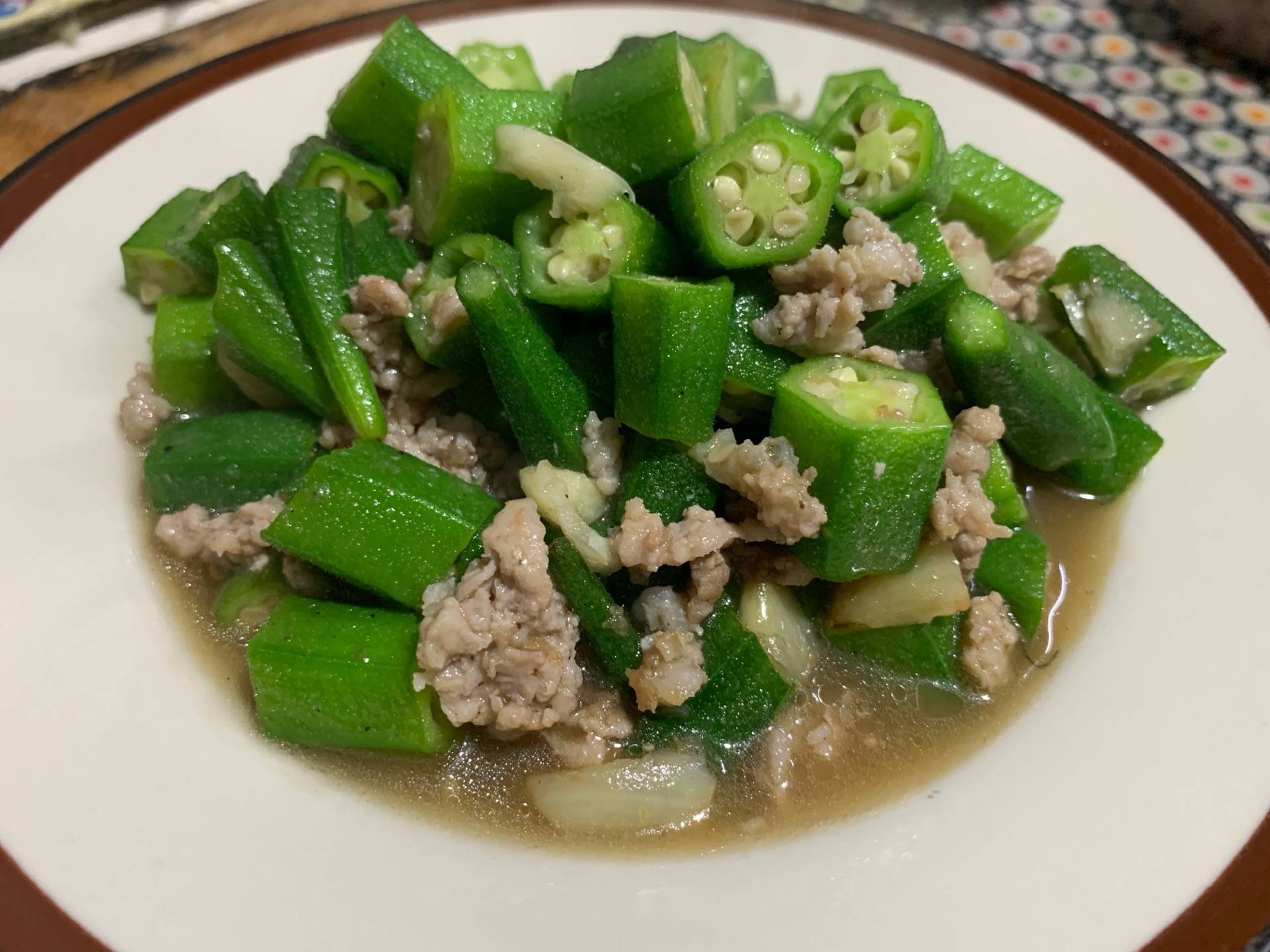 กระเจี้ยบผัดหมูสับ