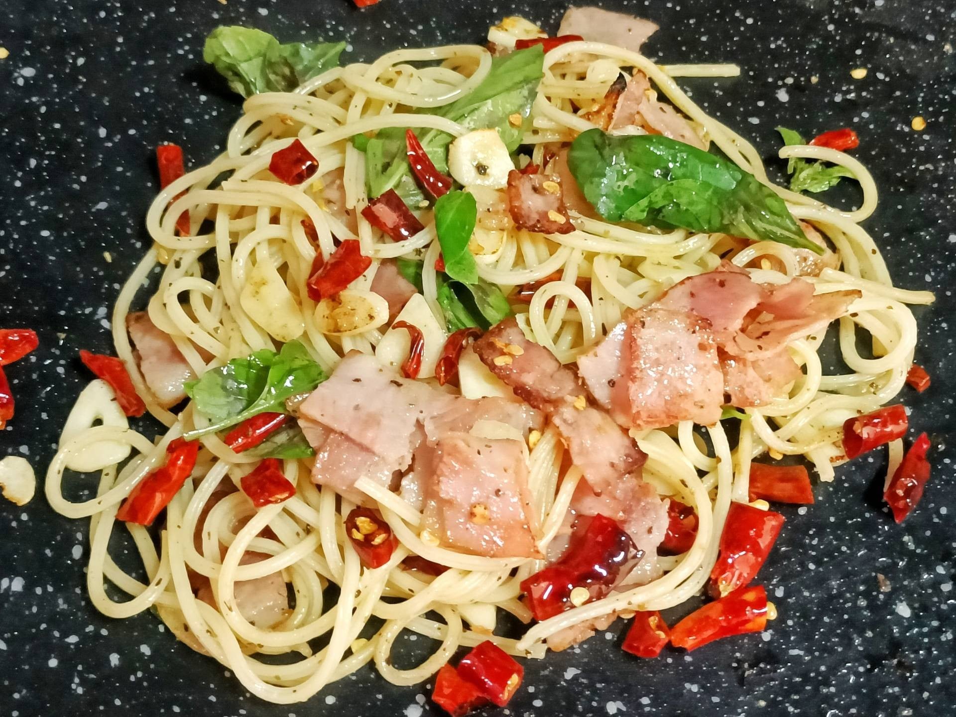 สปาเก็ตตี้เบคอนผัดพริกแห้ง