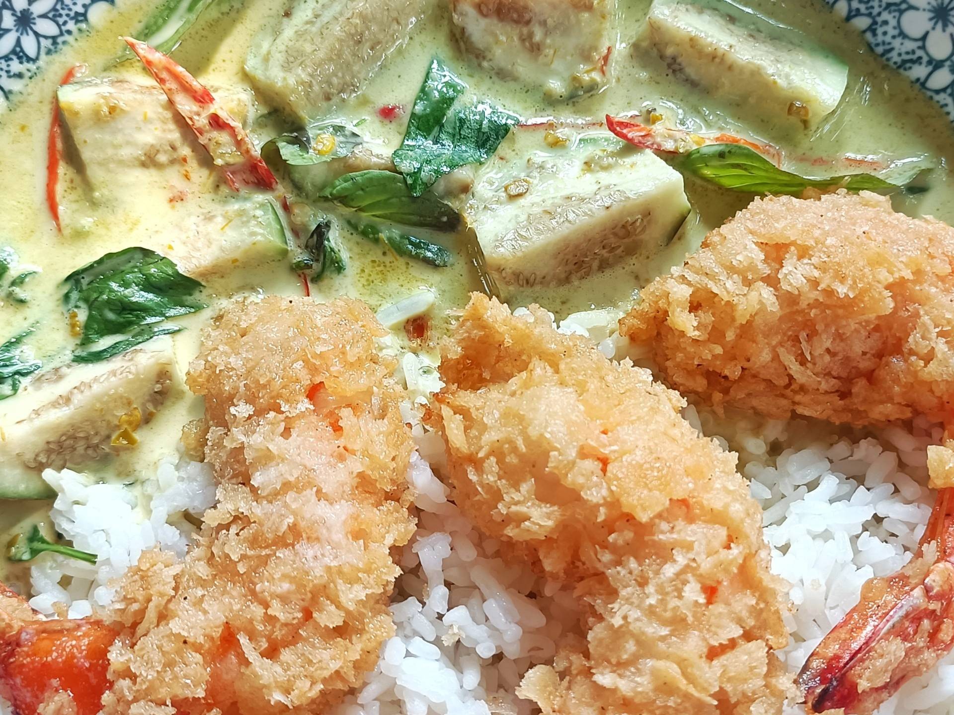 ข้าวแกงเขียวหวานกุ้งทอด