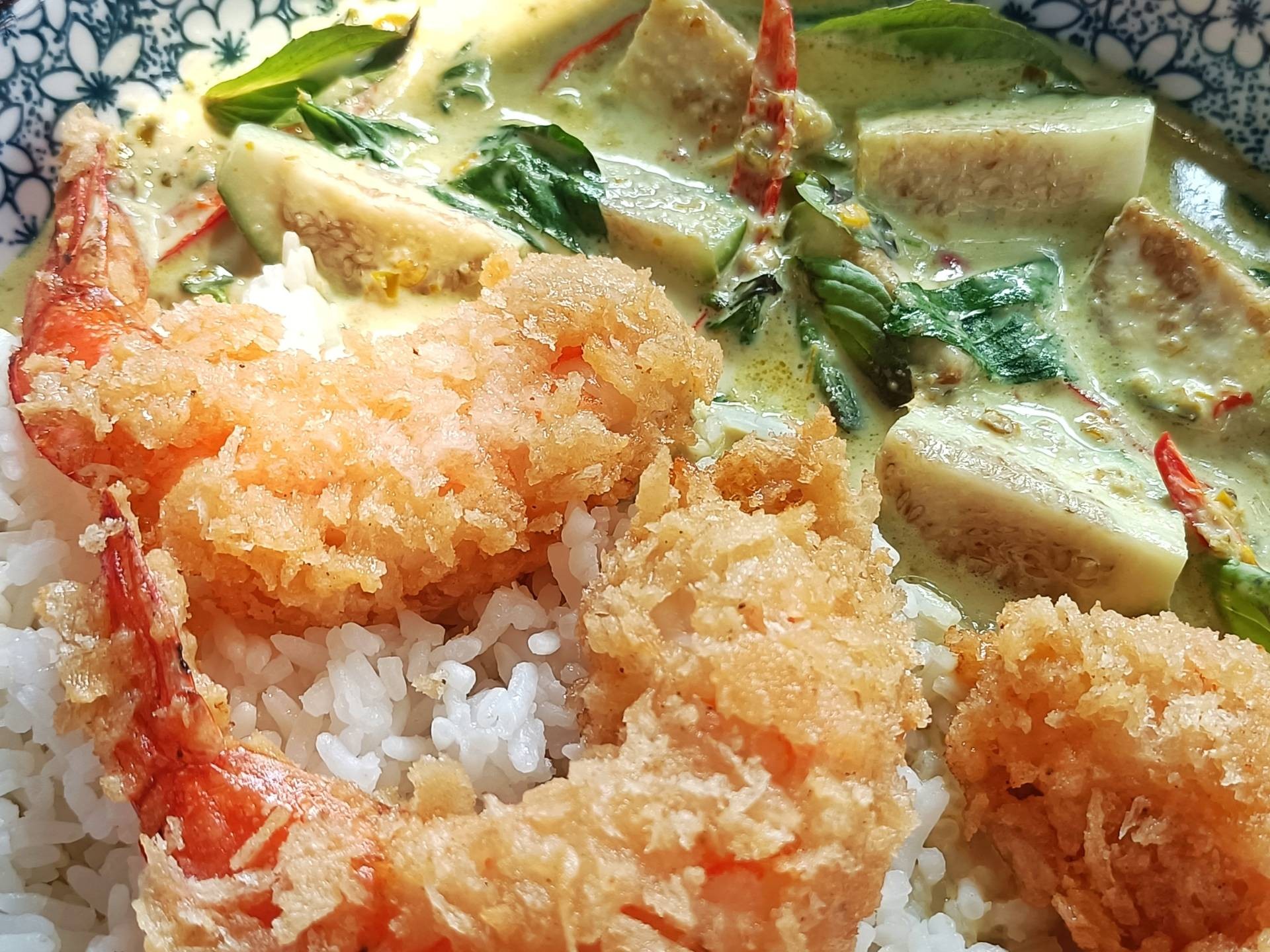 ข้าวแกงเขียวหวานกุ้งทอด