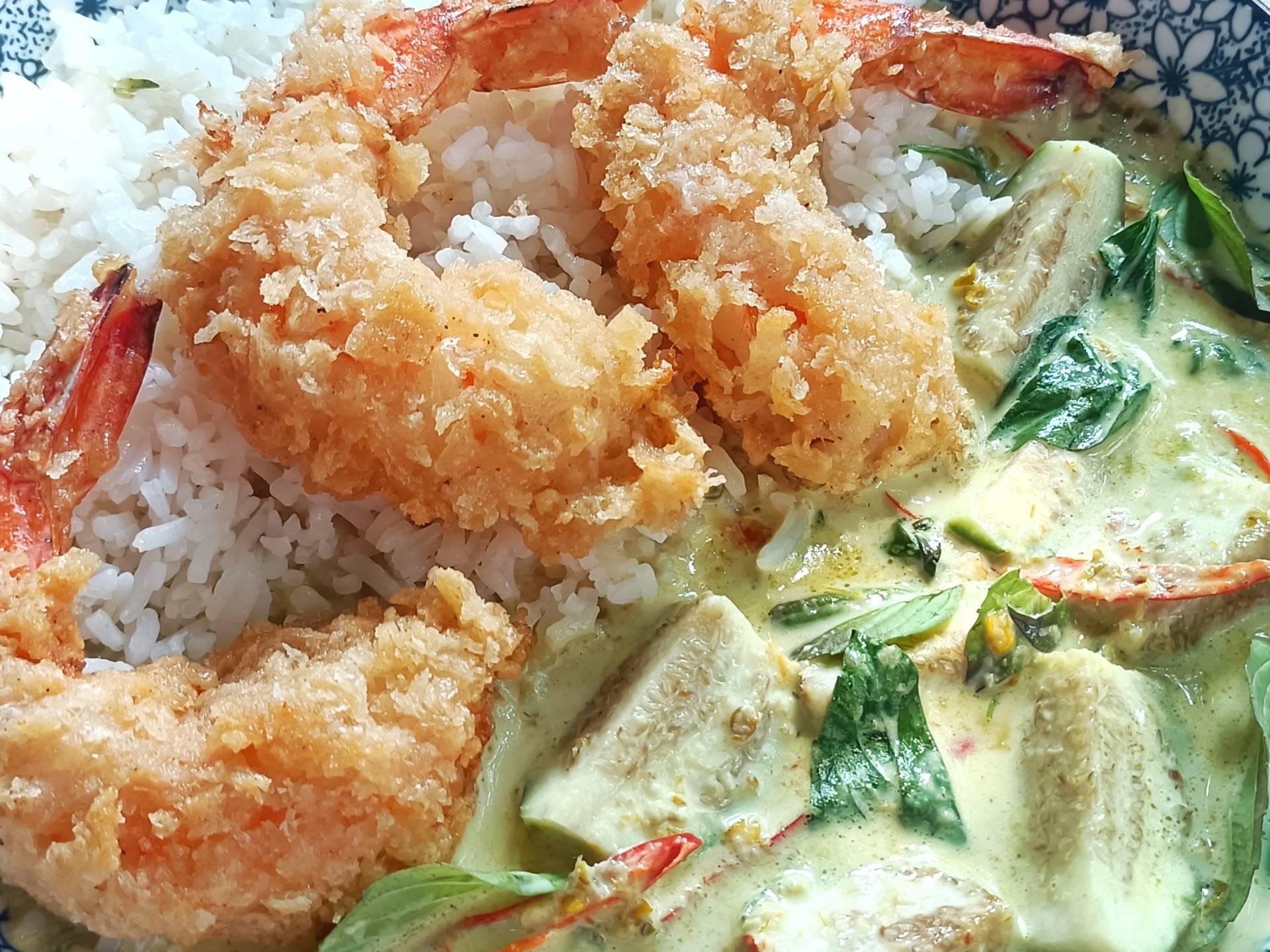 ข้าวแกงเขียวหวานกุ้งทอด