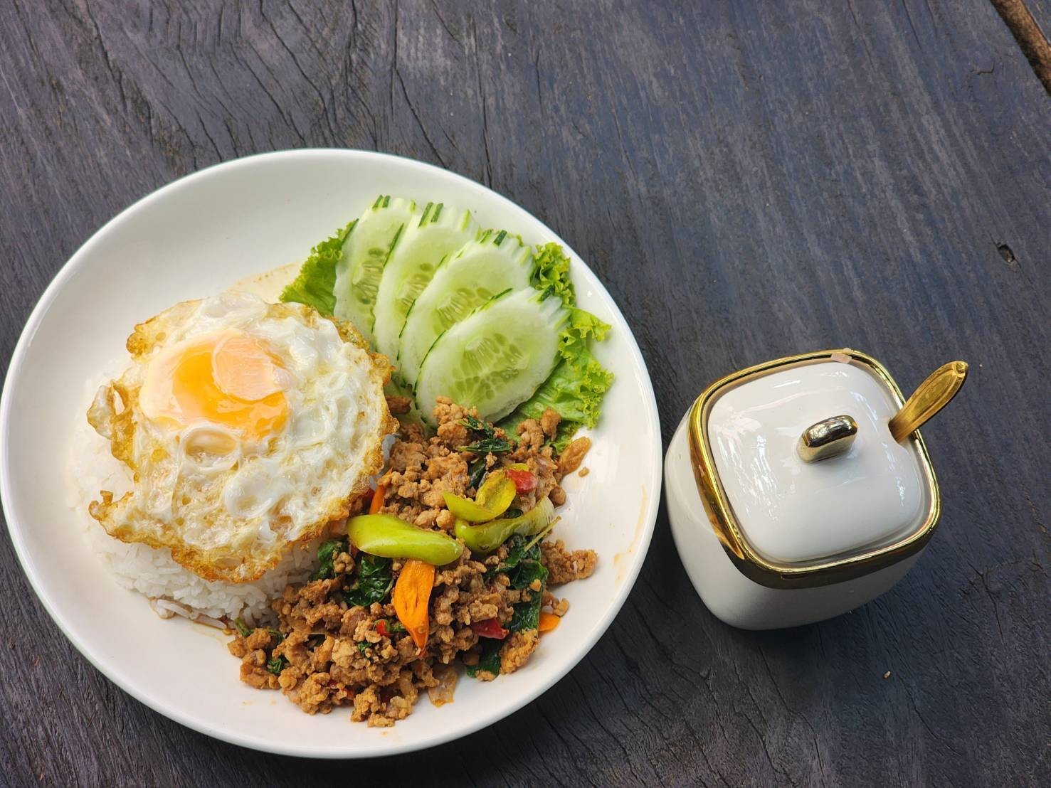 กระเพราหมูสับ