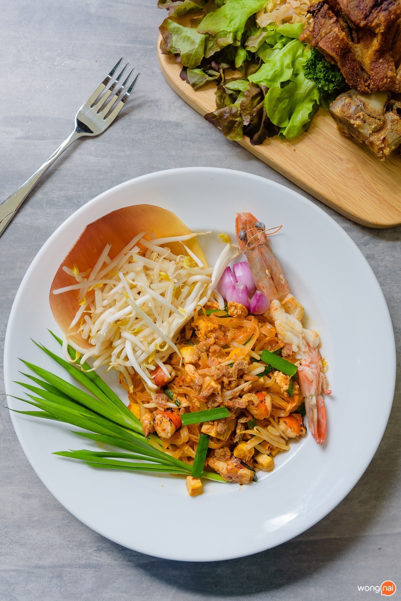 เมนู “ผัดไทกุ้งลายเสือ” ของร้าน “Pint Factory” ในโซน Public House ของห้าง Central Festival Phuket