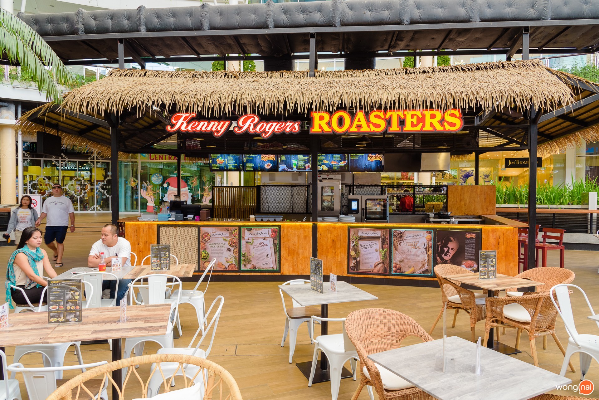 บรรยากาศหน้าร้าน “Kenny Rogers Roasters” ในโซน Public House ของห้าง Central Festival Phuket