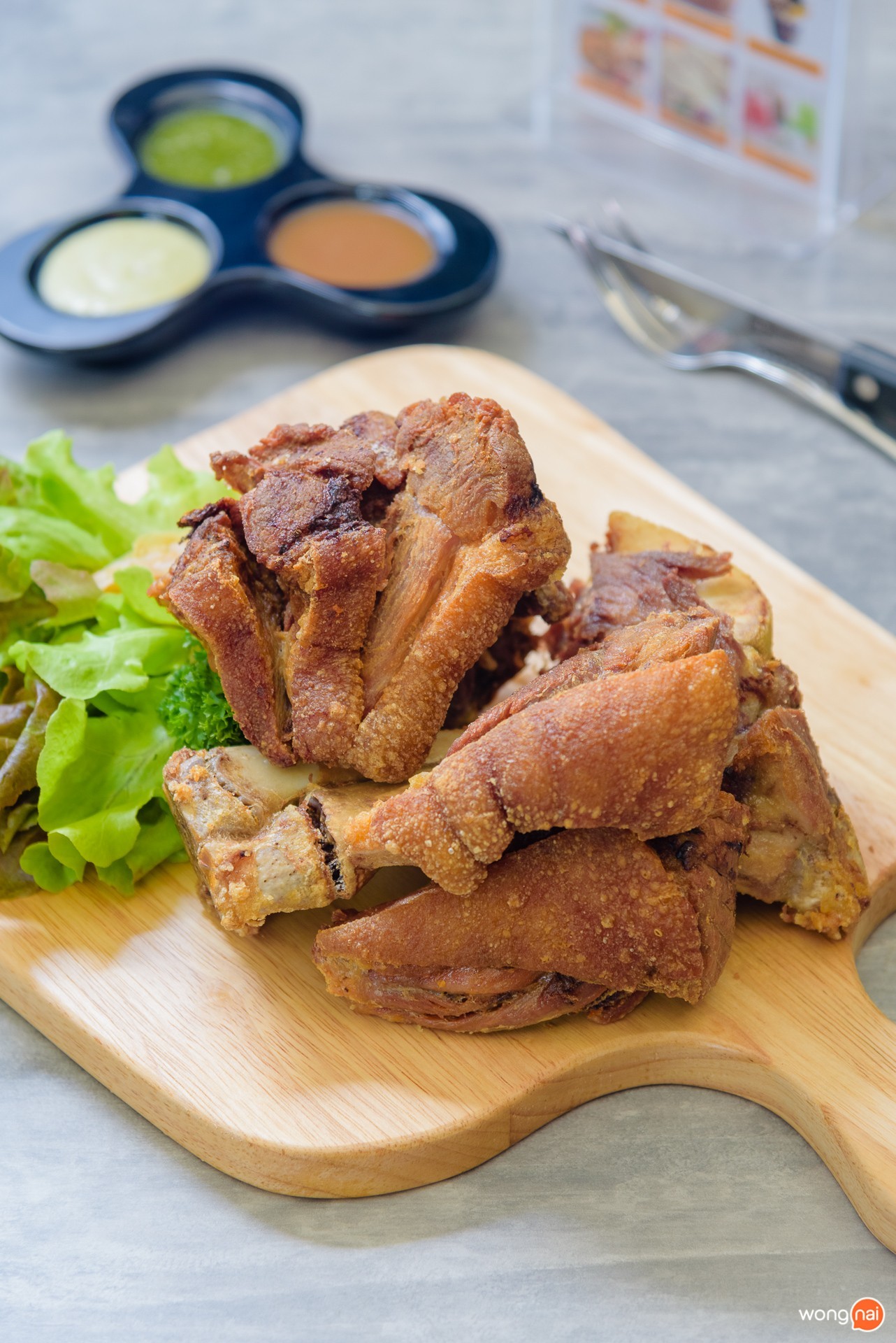 เมนู “ขาหมูเยอรมันทอด” ของร้าน “Pint Factory”ในโซน Public House ของห้าง Central Festival Phuket
