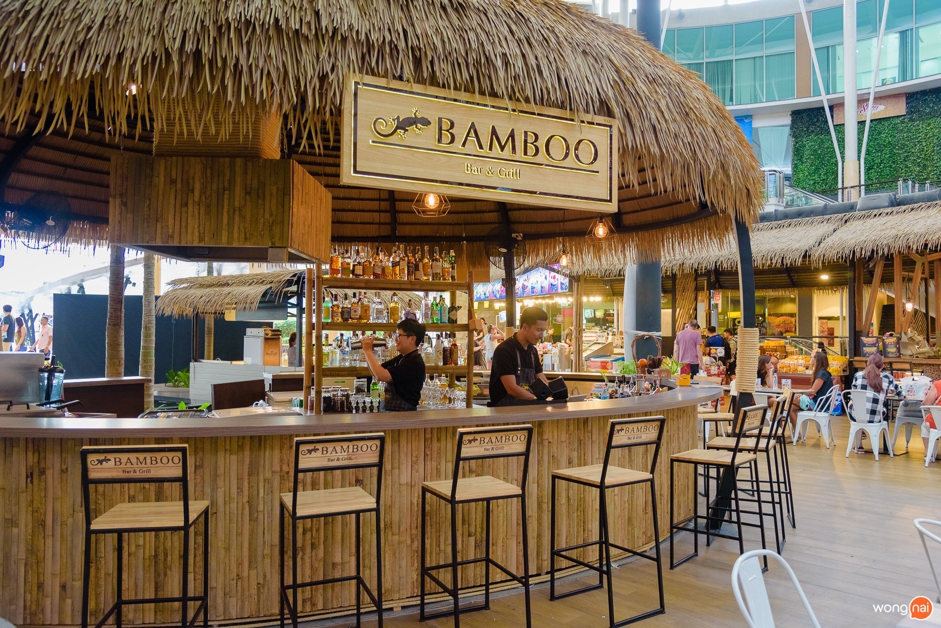 บรรยากาศหน้าร้าน Bamboo Bar & Grill ในโซน Public House ของห้าง Central Festival Phuket