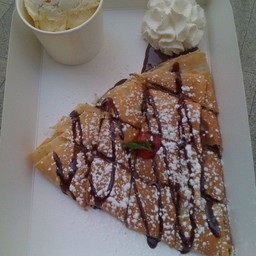 เครปสตอเบอรี่ช้อคโกแลตมูส กับ ไอติมวนิลา