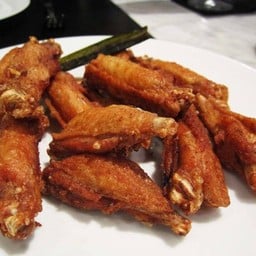 ปีกไก่ทอดอร่อยจนถึงเนื้อกระดูก จะกินให้อร่อย ต้องอย่าไปกลัวมือเปื้อน!!!!!!!!!!!!