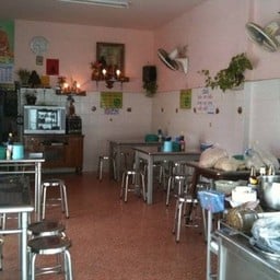 บริเวณโต๊ะนั่งข้างในร้านก๋วยเตียว