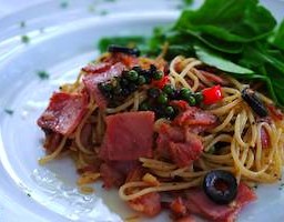 ham bacon black olive w fresh chilly topped w rocket