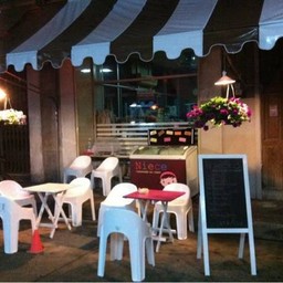 บริเวณหน้าร้าน