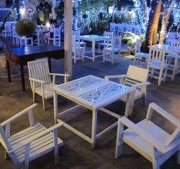 ที่นั่งเรามีมากครับ มาเป็นกลุ่มเดี่ยว ทั้งบริษัทก็ไม่เกิน 80 ท่านครับ