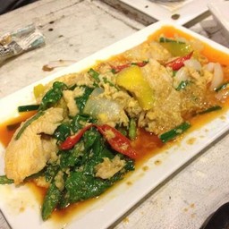 ไก่ผัดผงกะหรี่ กับข้าวสวยร้อนๆ แหล่มเลยๆ